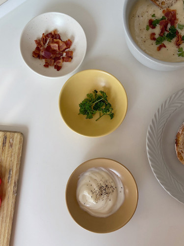 烤肉蘸酱装咸菜的小碟子