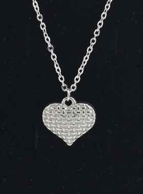 立体方格爱心项链轻奢简约女款小众设计配饰锁骨链高级感装饰颈链