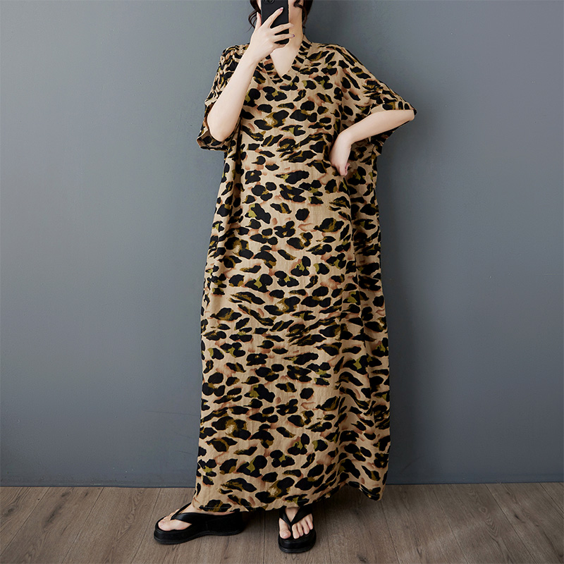 折扣监控蝙蝠袖女大码休闲度假V领短袖宽松胖妹妹复古豹纹连衣裙