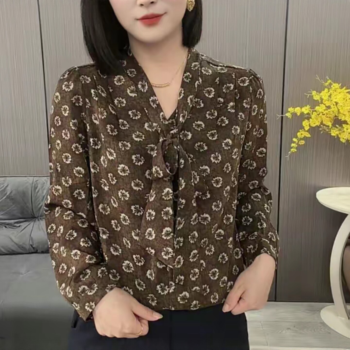 妈妈装V领前扎结减龄长袖打底衫