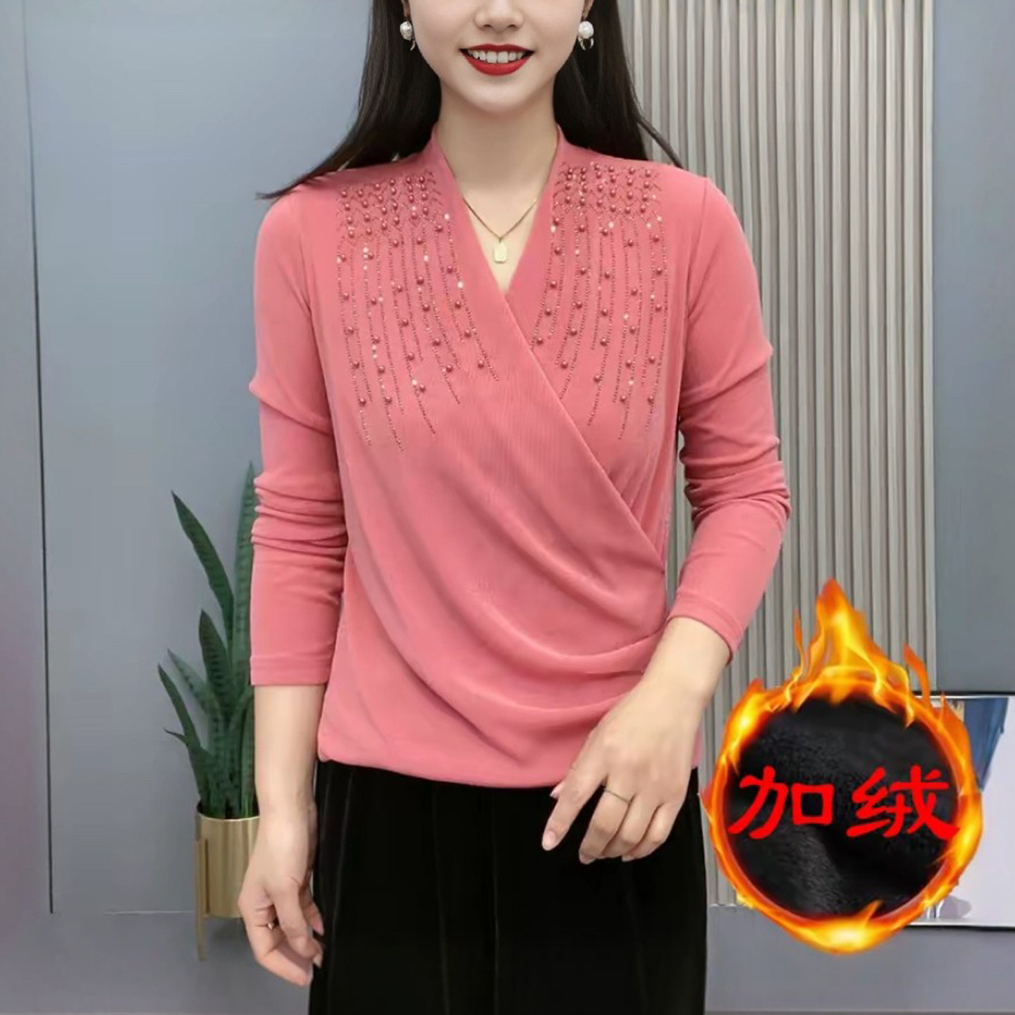 妈妈装冬加绒V领钉珠网纱打底衫