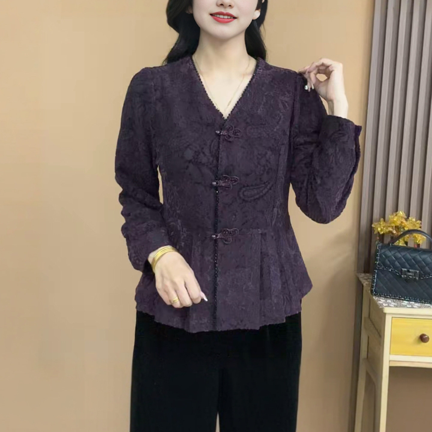 妈妈装秋季V领民族风盘扣植绒蕾丝长袖小衫时尚女T恤打底衫女上衣