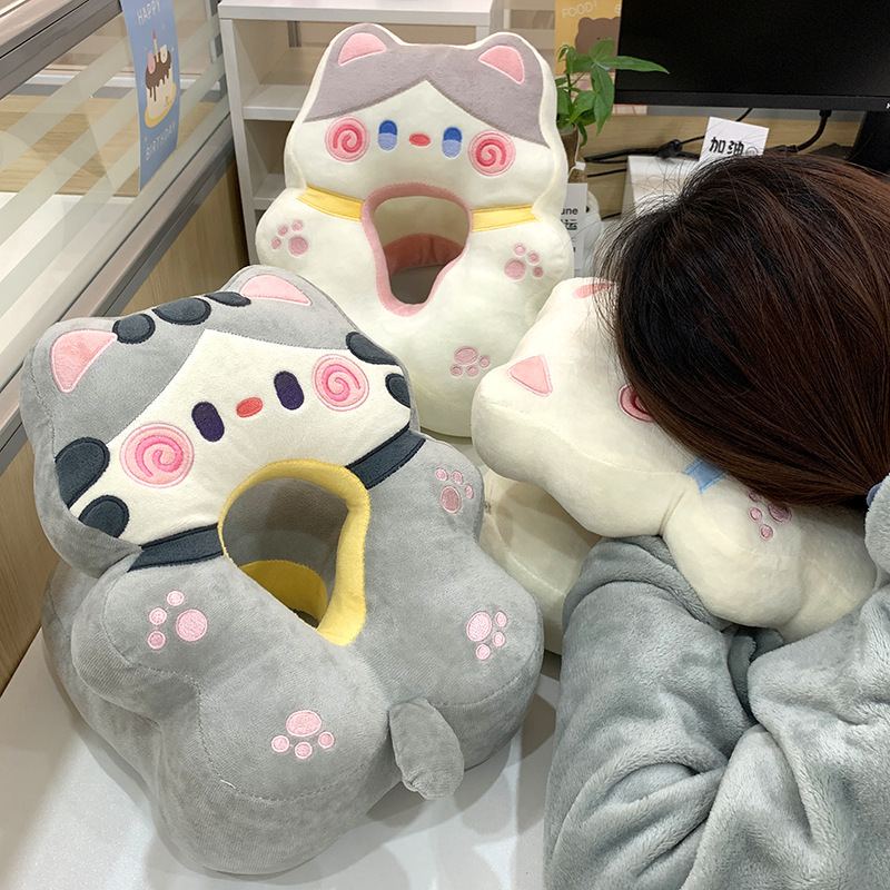 可爱猫咪午睡枕冰丝毛绒抱枕抱抱猫办公室趴桌午休神器护腰靠背女