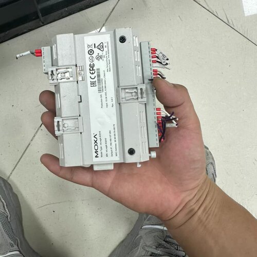 摩莎控制器一台，型号ioLogik E2210，成色如图实物--议价商品