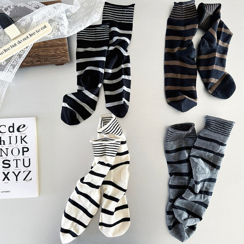 条纹撞色卷边搭配博肯鞋中筒袜