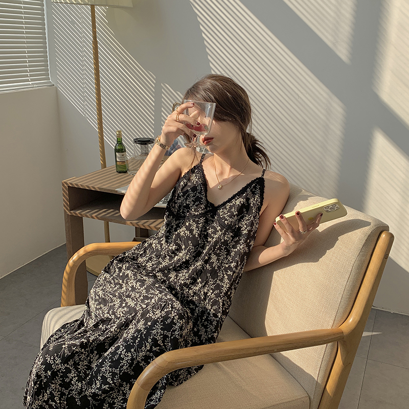 Real shot spring and summer Korean new style temperament show thin V-neck Lace Floral suspender skirt real price