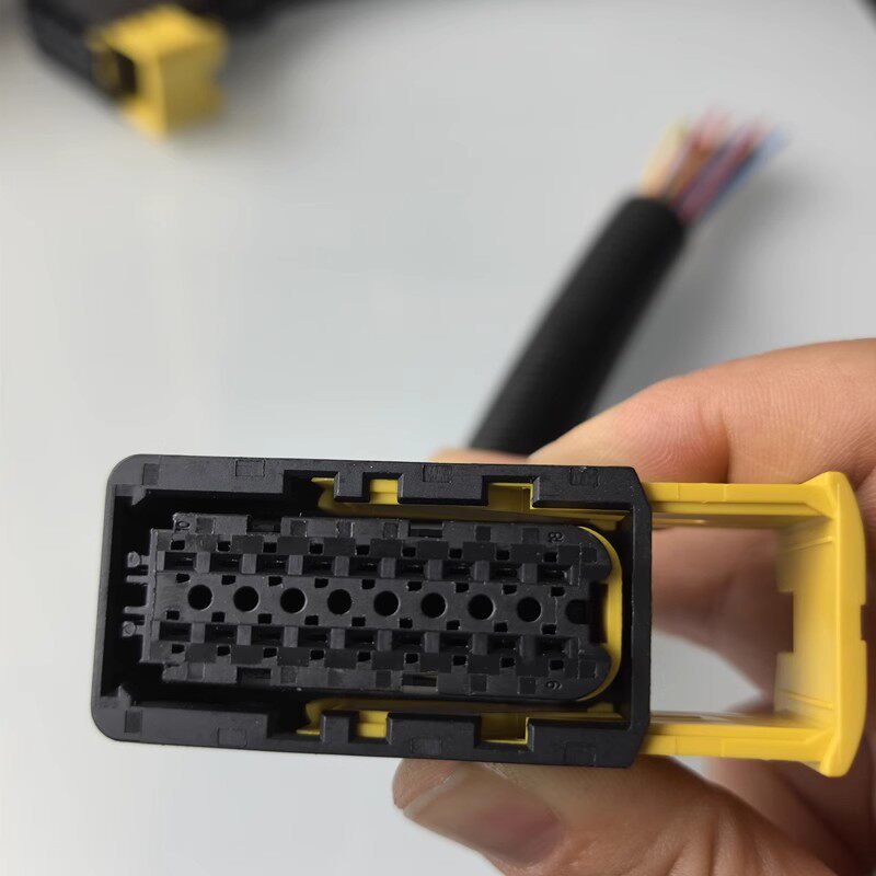 适用于重汽豪沃TH7前大灯插头线束插头LED大灯线束插头TH7前照灯