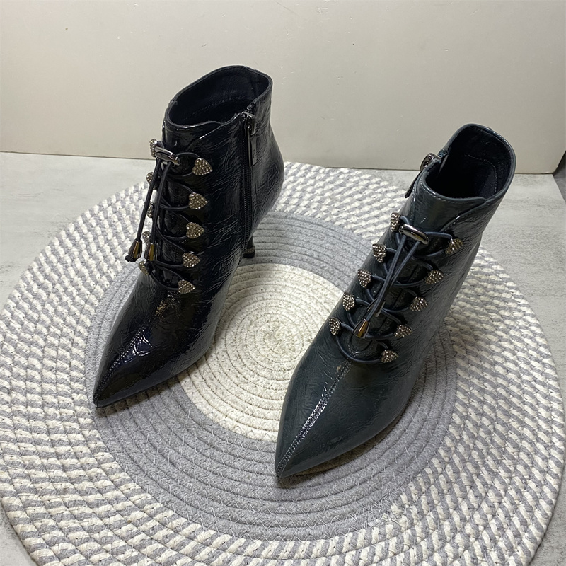 工厂断码2025秋冬新款欧美风尖头系带漆皮短靴女细跟高跟及裸靴