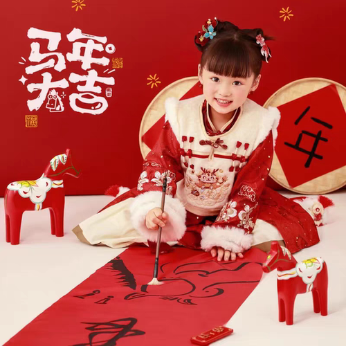 儿童新年拍照道具过年啦编织筐红马金色大花生福字灯笼背景装饰