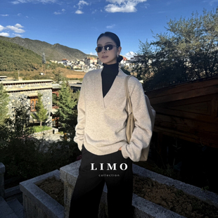 LIMO 2025冬季新款百搭简约加厚V领宽松慵懒风羊毛套头保暖毛衣女