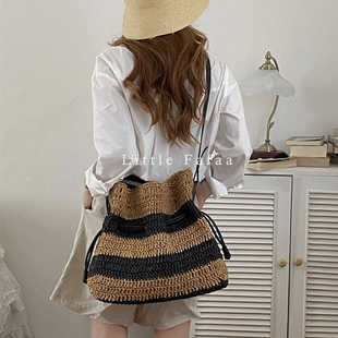 小众设计斜挎百搭草编包 编织单肩大容量度假沙滩水桶包包 ins同款