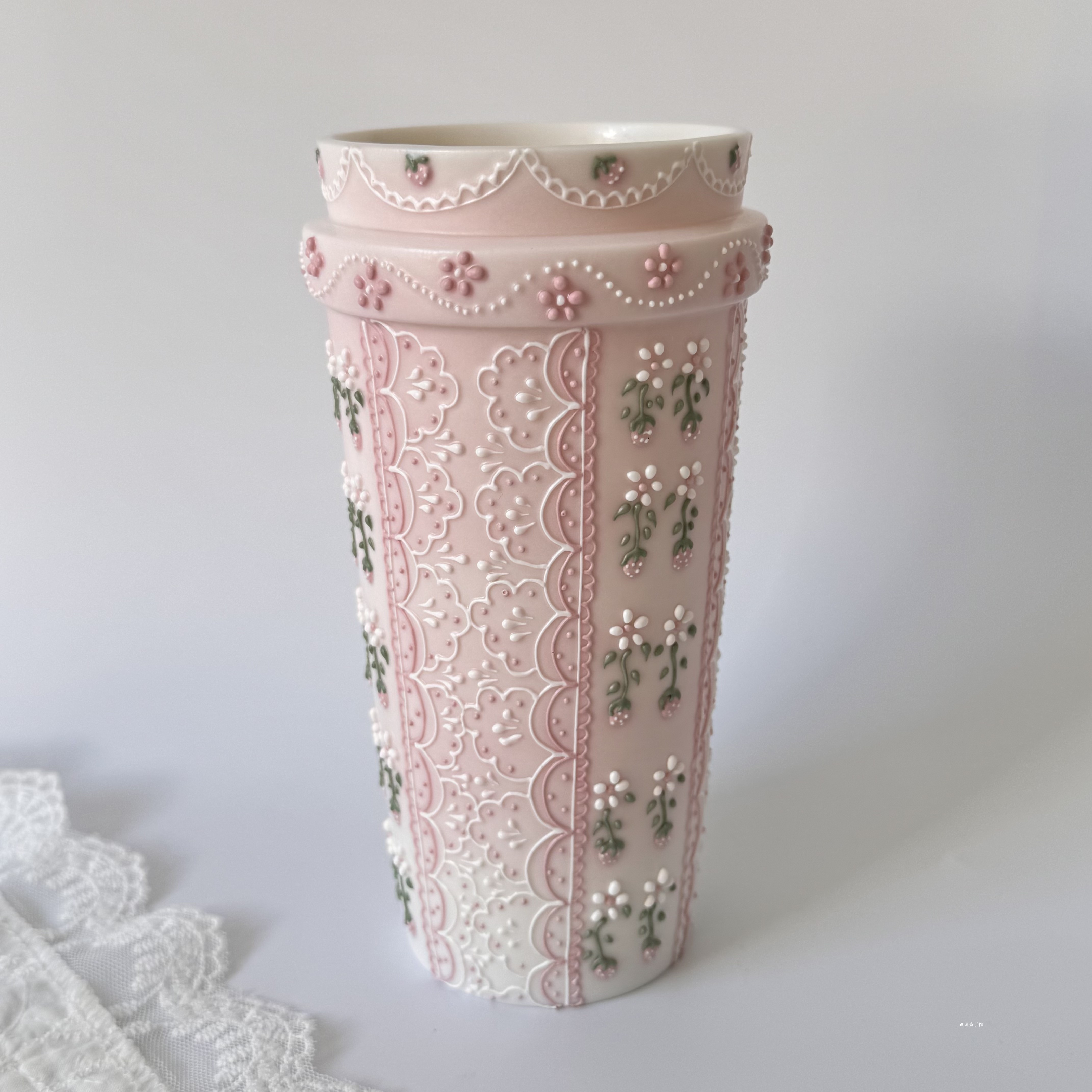 手绘草莓可乐杯景德镇高温陶瓷杯釉下彩花边大容量吸管杯玉泥新品