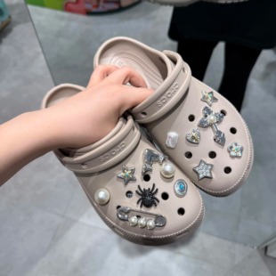 适配于crocs鞋花灰褐色鲸鱼云朵洞洞鞋配饰高品质卡骆驰智必星DIY