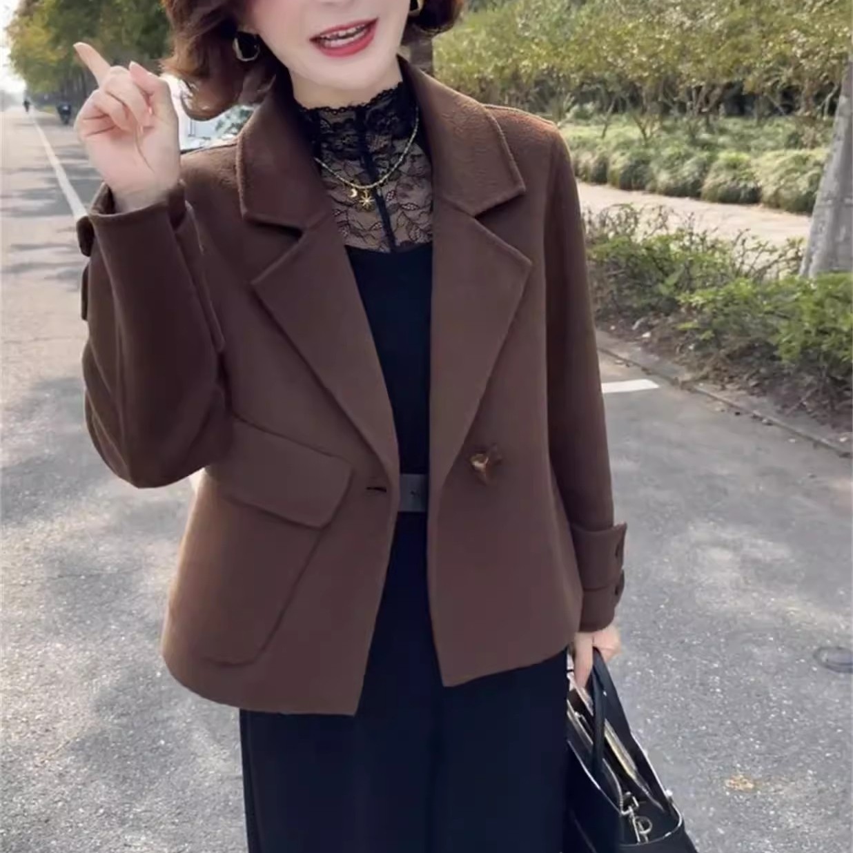 2025春秋新款高贵西装领牛角扣呢子大衣高级感短款女士毛呢外套