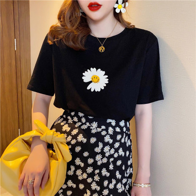 Short sleeve T-shirt with daisy in summer