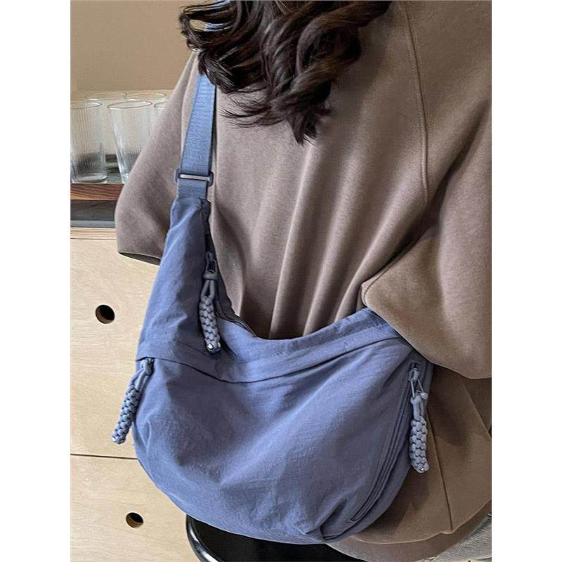 帆布包女士2026新款酒红色饺子包女学生上班通勤带拉链单肩斜挎包