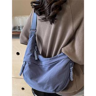 帆布包女士2026新款酒红色饺子包女学生上班通勤带拉链单肩斜挎包