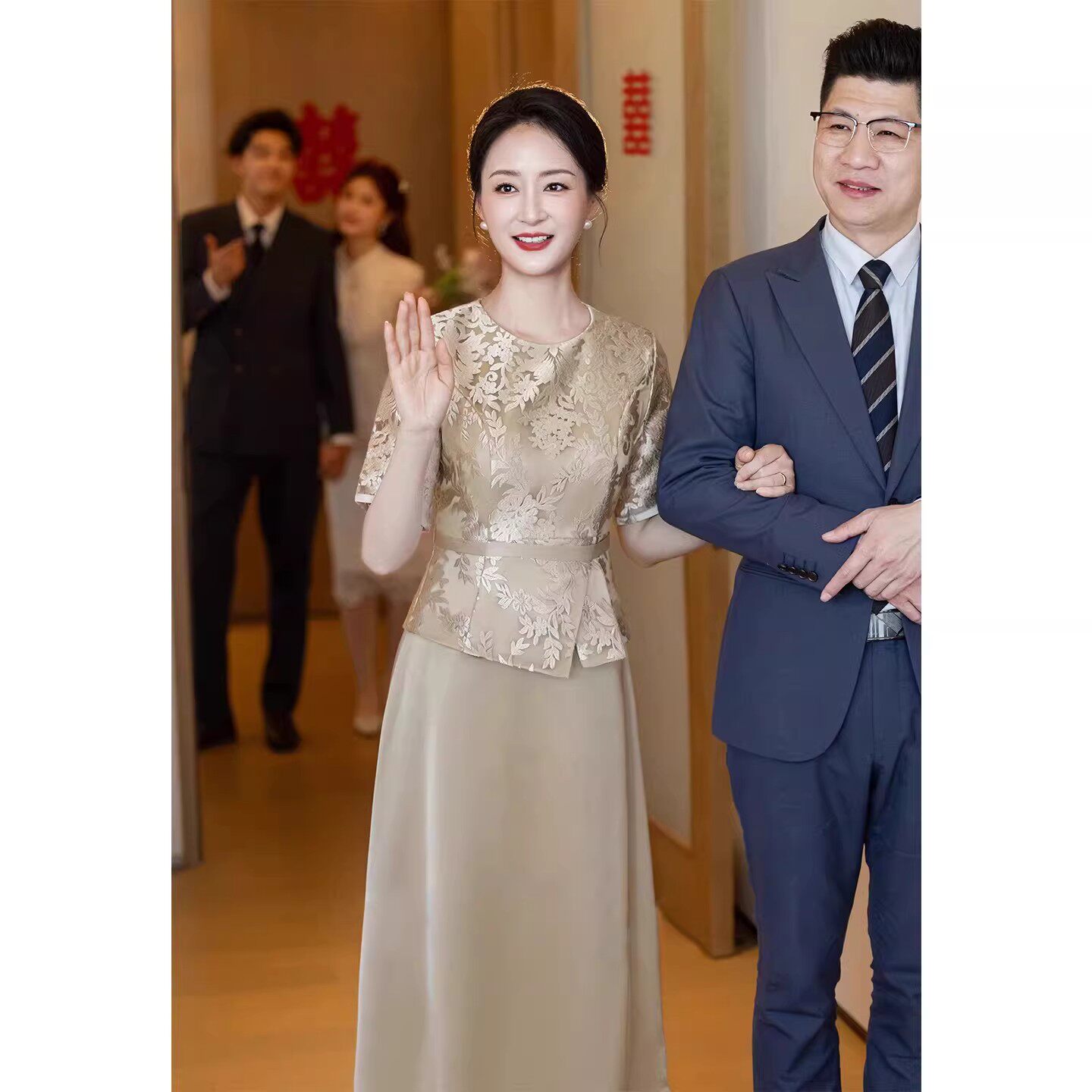 香槟色喜婆婆婚宴装平时可穿2026新款女方妈妈蕾丝旗袍超好看气质