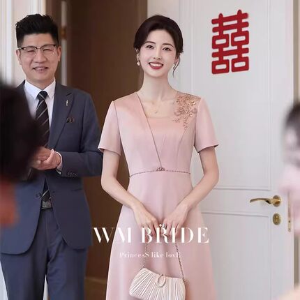 粉色妈妈婚宴礼服高贵年轻2026新款气质喜婆婆礼服显瘦高端连衣裙