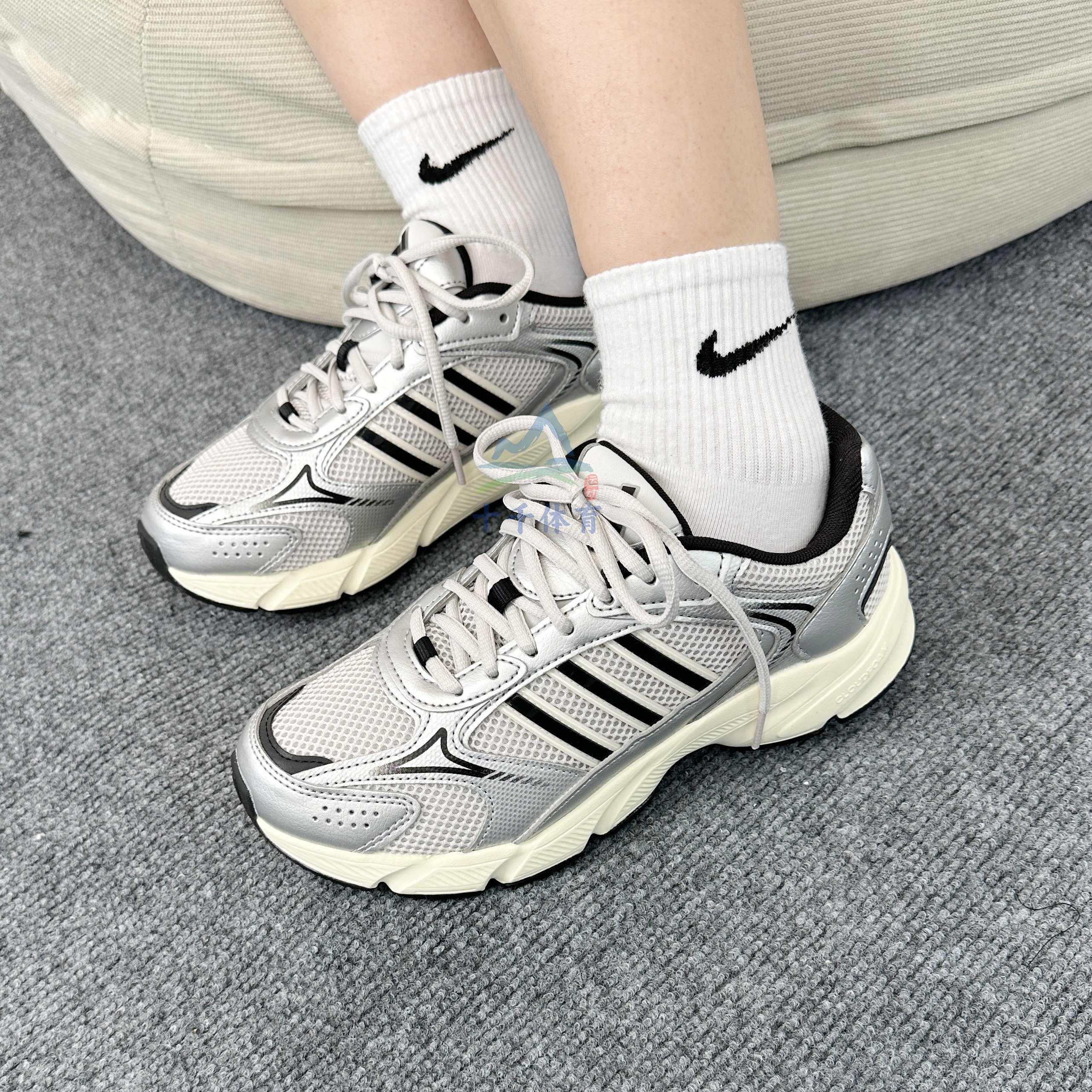 adidas阿迪达斯女子25秋冬运动休闲缓震防滑跑步鞋JQ9625/JQ9627