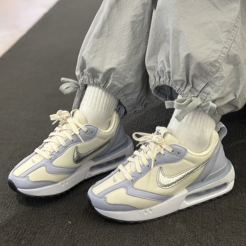 NIKE耐克女子气垫复古休闲运动鞋