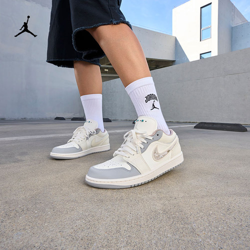 JORDAN耐克女AJ1板鞋低帮运动鞋