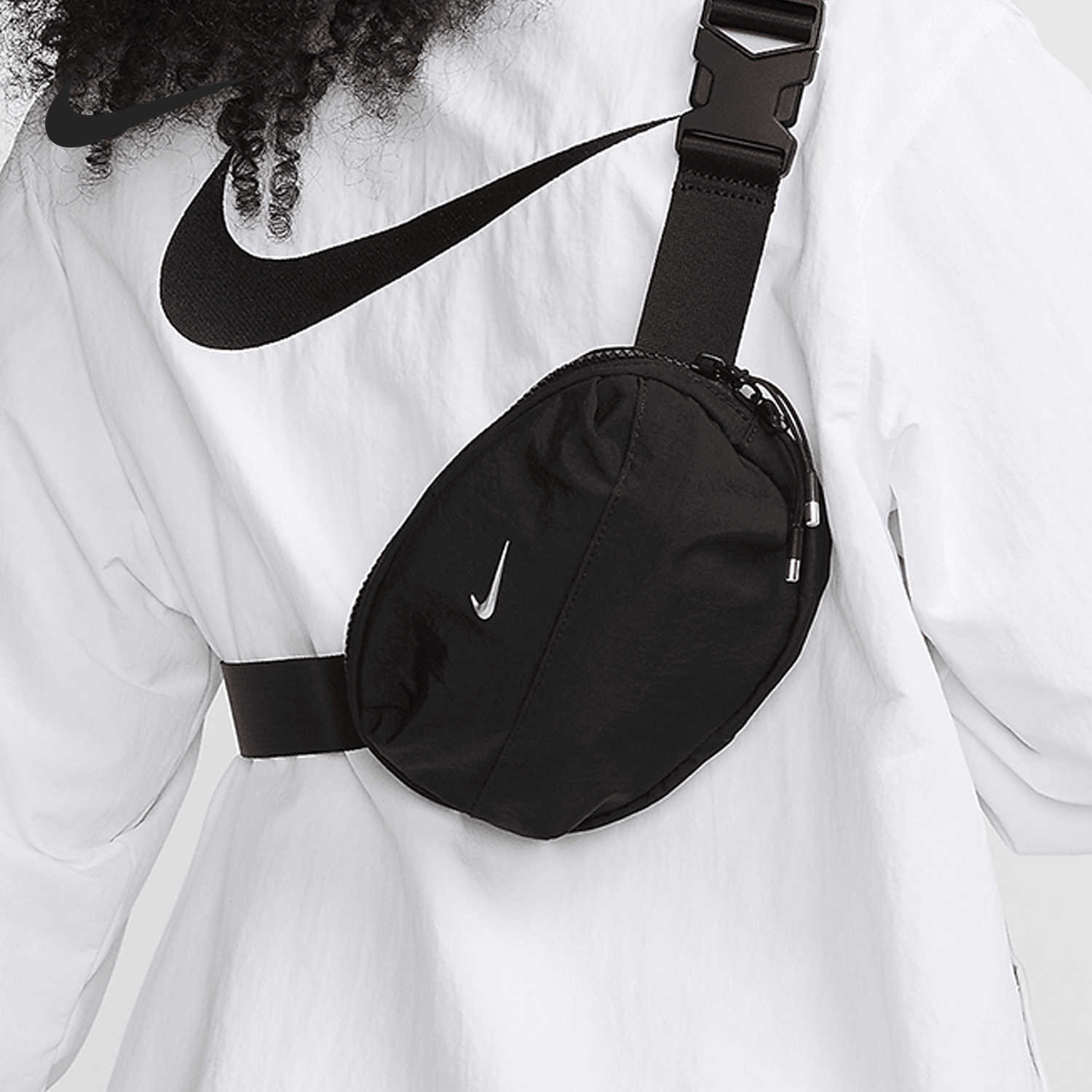 Nike耐克AURA可调节肩带斜挎包