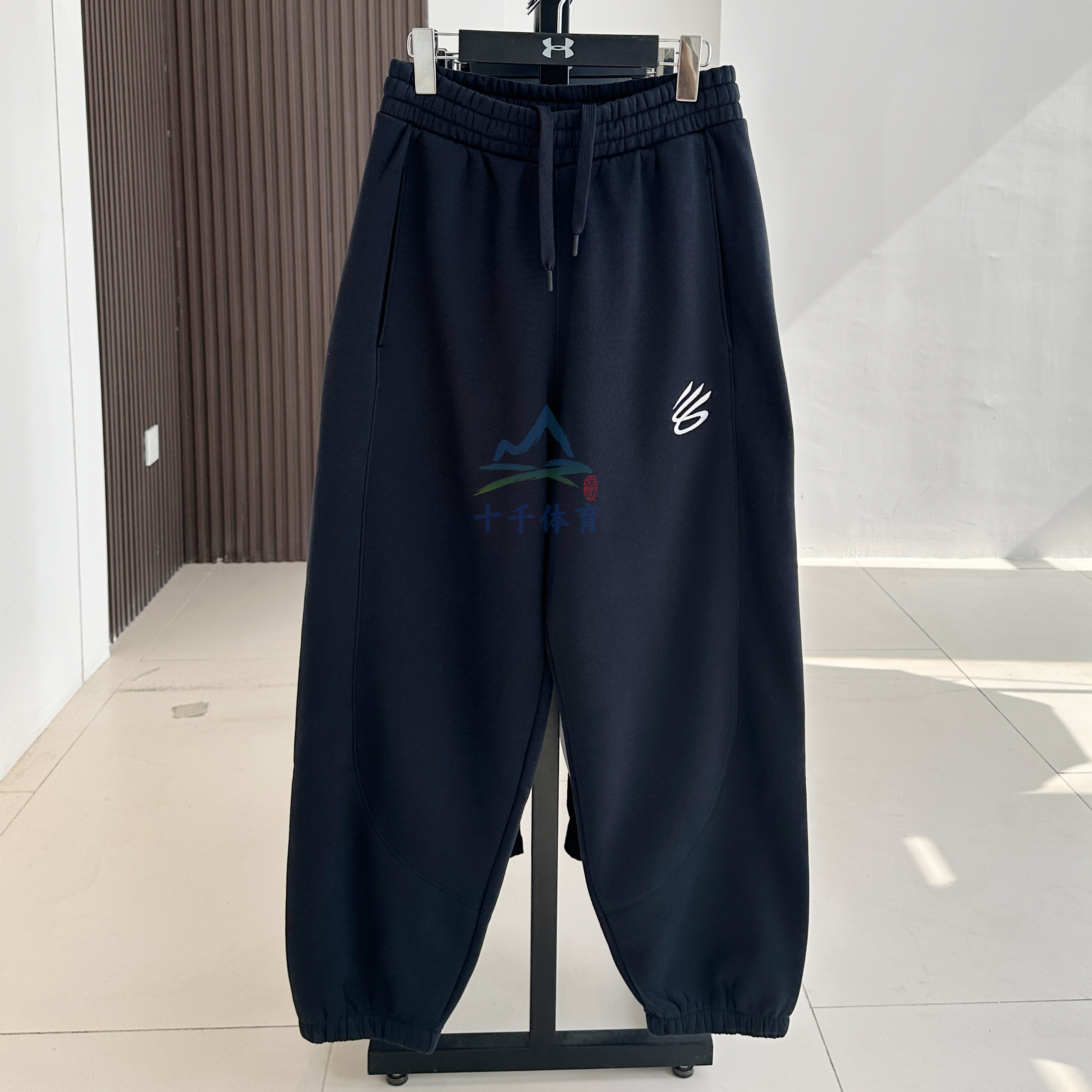 安德玛男子运动休闲束脚卫裤