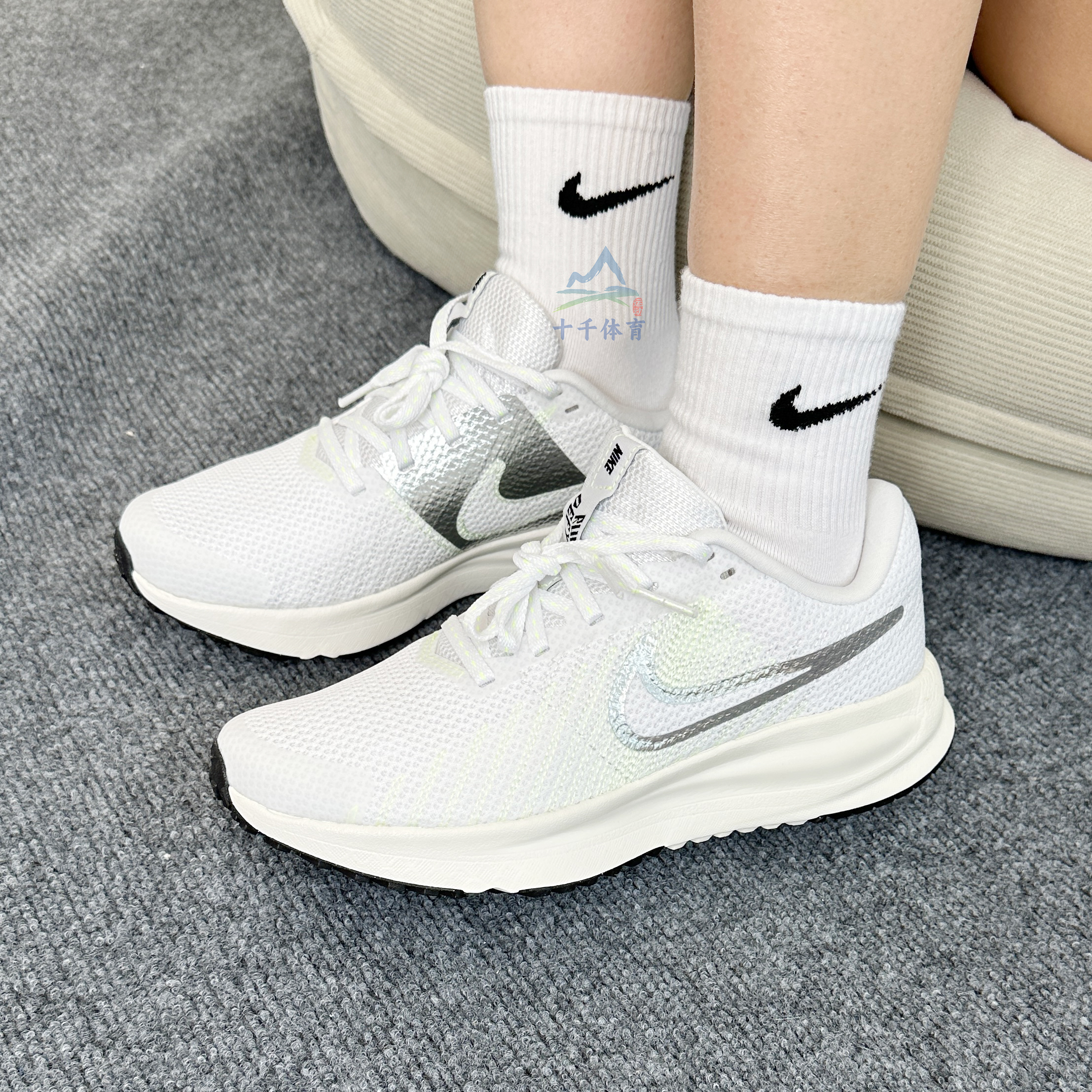 NIKE耐克女子运动缓震透气跑步鞋