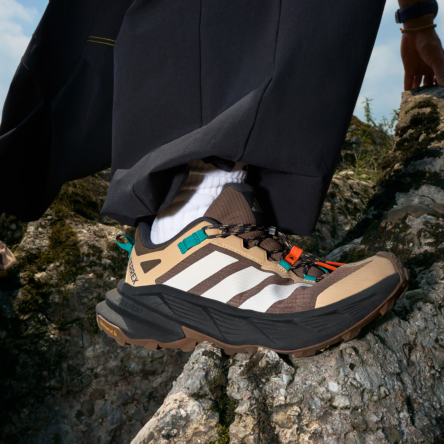 阿迪达斯户外防水缓震越野徒步鞋