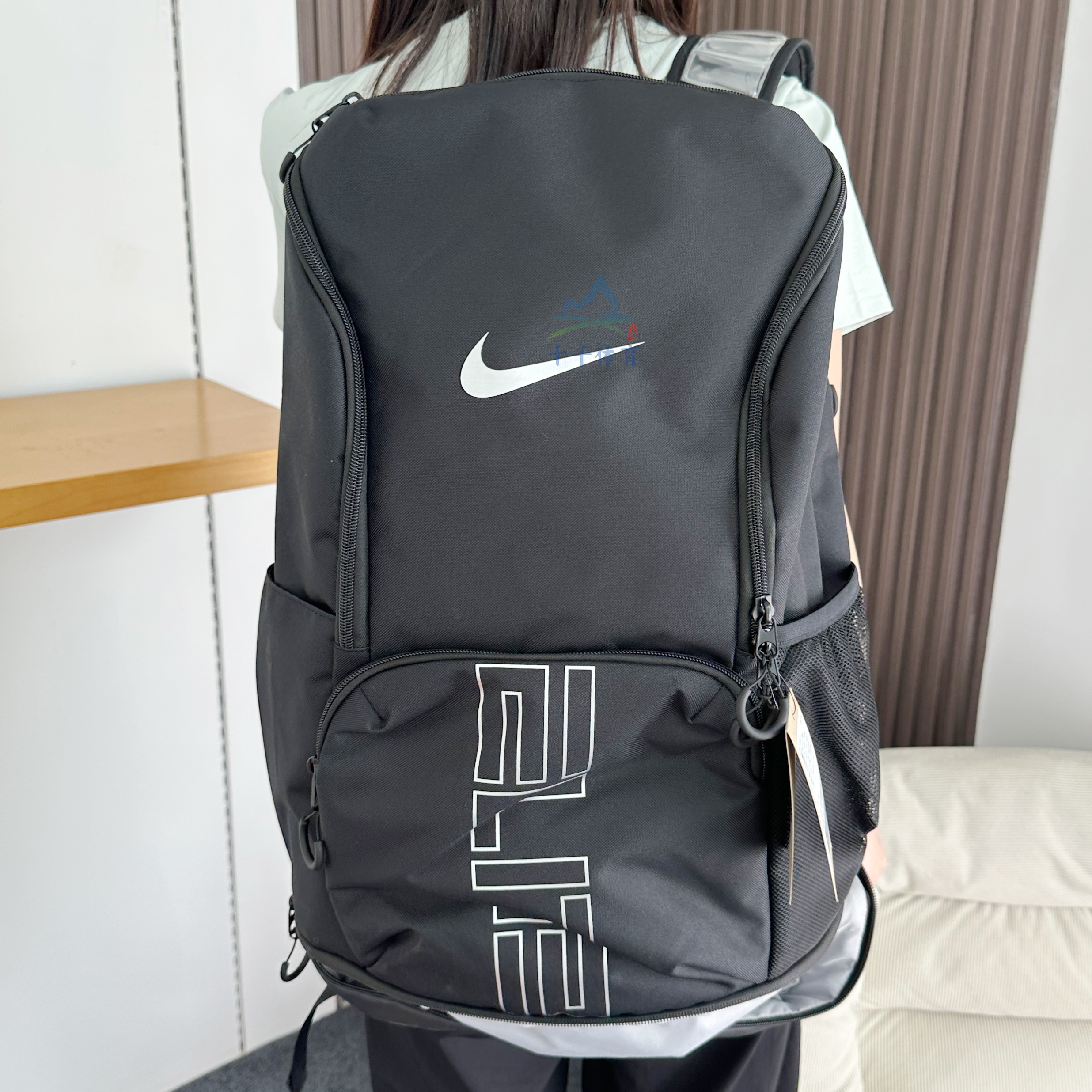 耐克NIKE双肩包男女包25秋季运动包大容量学生书包电脑包HM9965