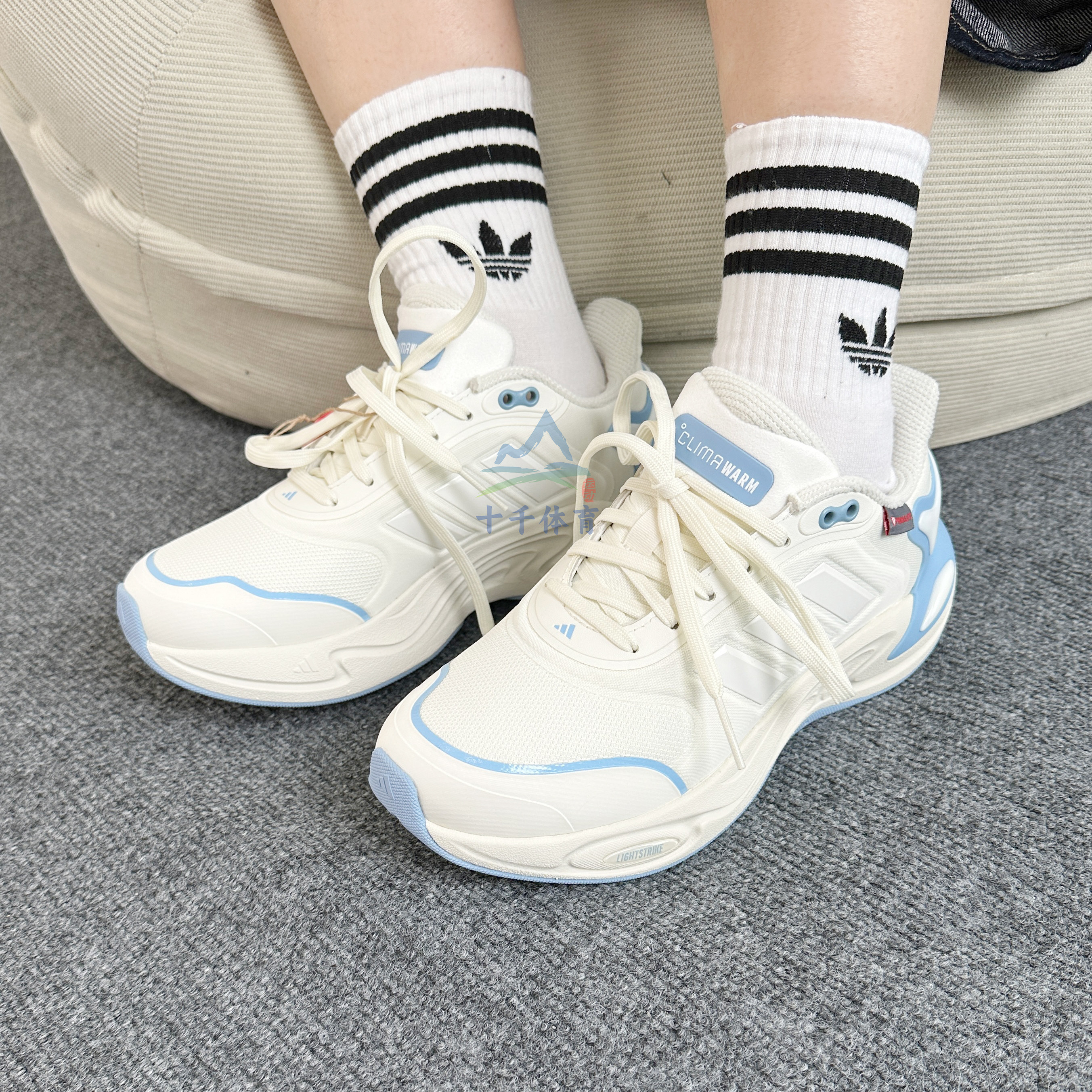 阿迪达斯女子运动训练缓震跑步鞋