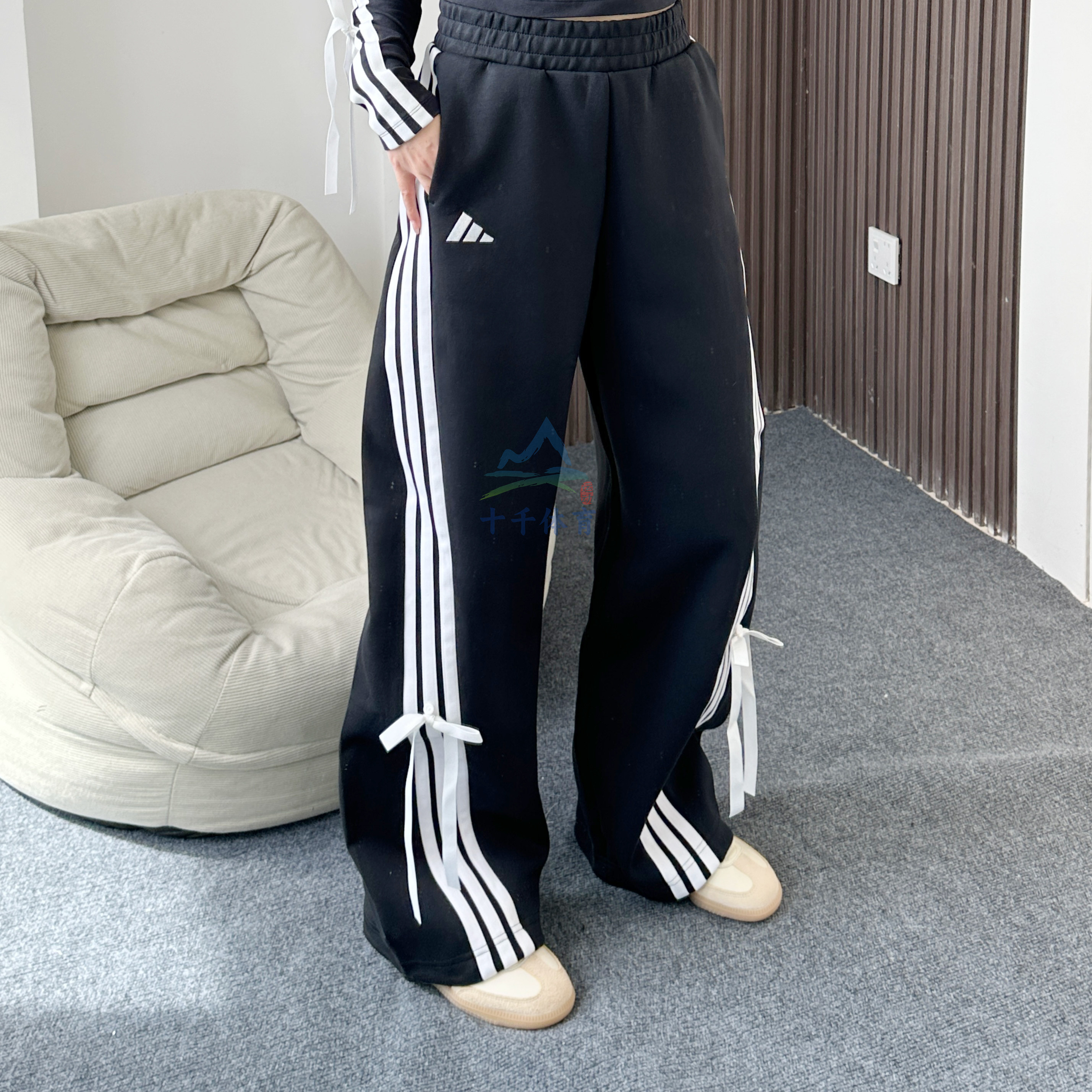 阿迪达斯三条纹女蝴蝶结香蕉长裤