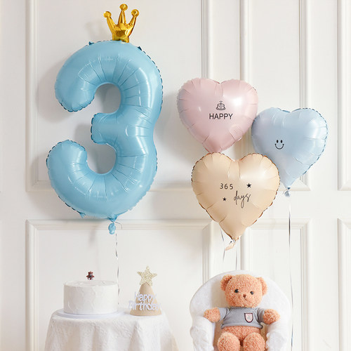 蓝色大号数字气球飘空拍照