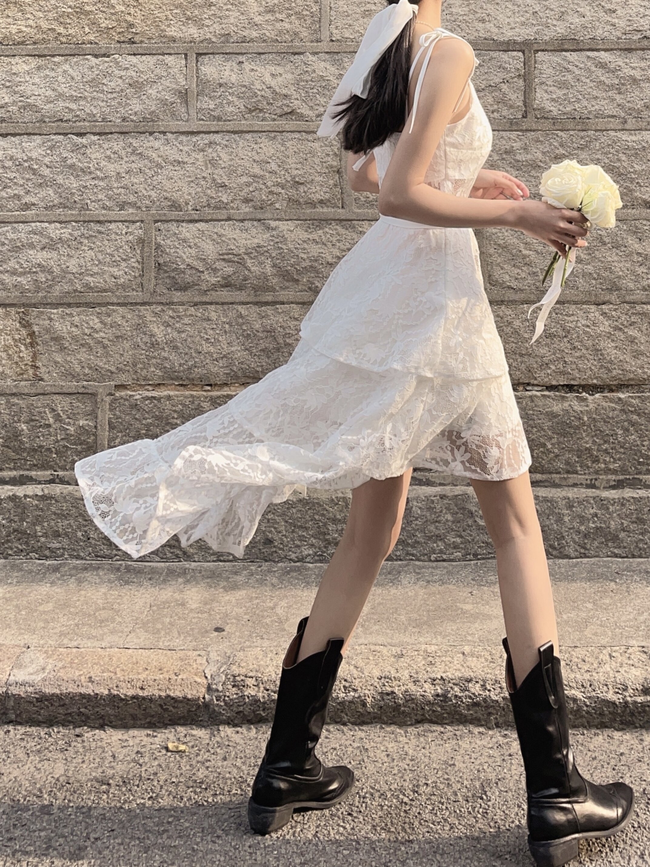 三亚夏季旅游拍照不规则白色蕾丝吊带裙超仙海边沙滩度假连衣裙女