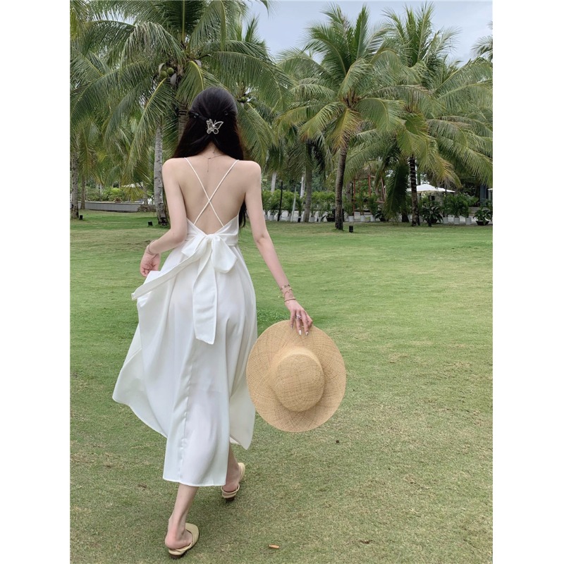 缎面白色V领露背度假吊带连衣裙