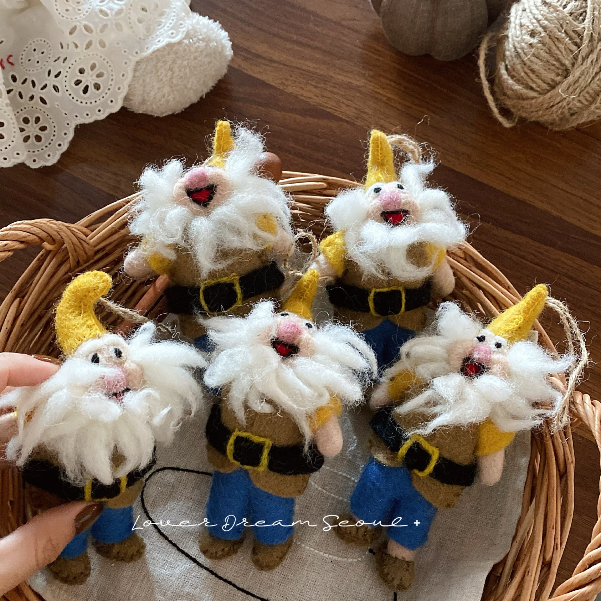 欧美秋冬新款卡通童话老爷爷羊毛毡挂饰 可爱小众设计钥匙扣挂件