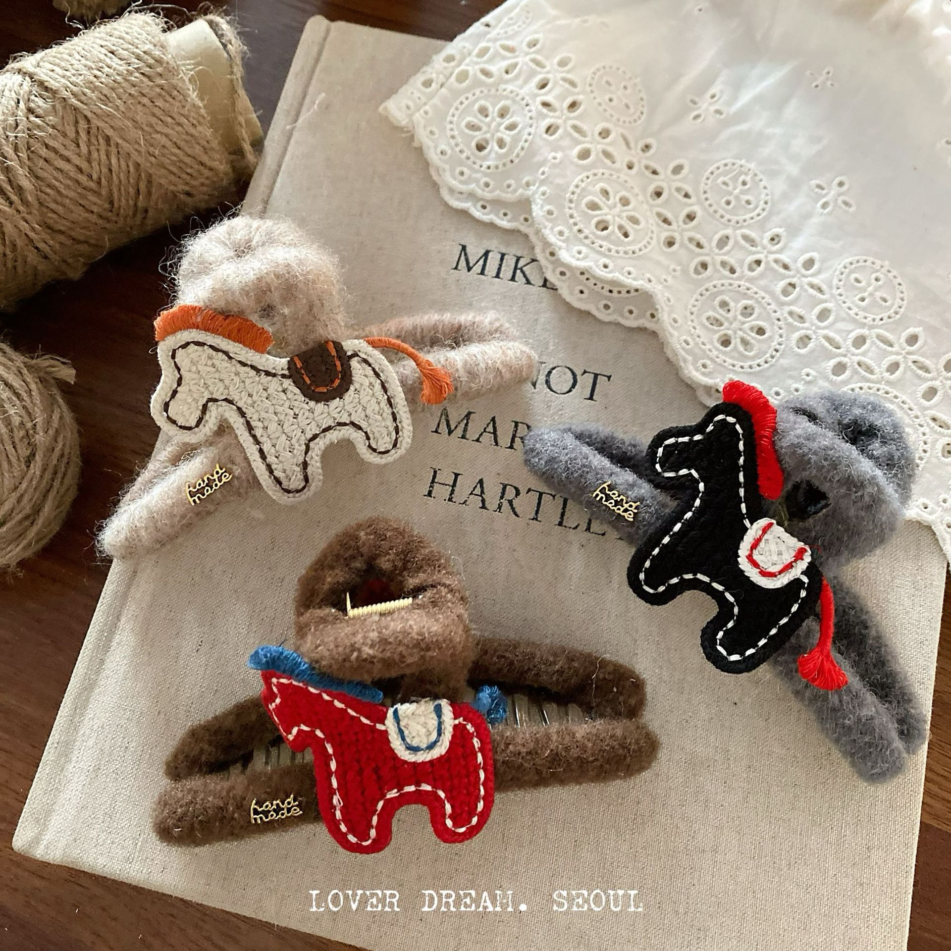 韩国新款新年红色刺绣马13CM交叉抓夹 可爱甜美马上有钱毛球抓夹