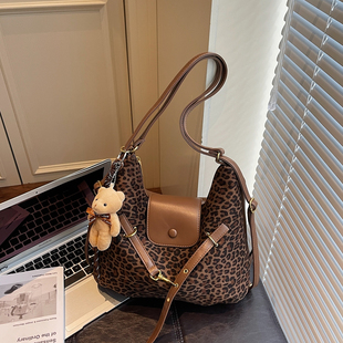 今年流行包包女2026新款潮秋冬豹纹女士双肩包休闲单肩斜挎小背包