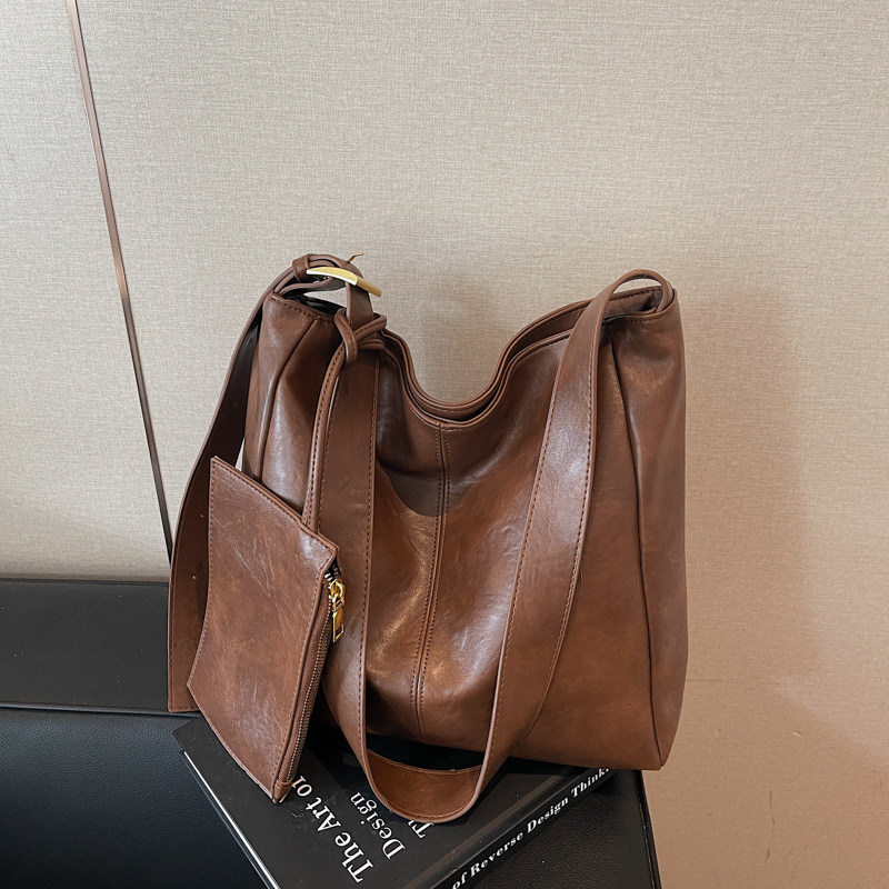 简约复古水桶包女2025新款秋冬大容量托特包百搭单肩斜挎包通勤包,箱包皮具/热销女包/男包,水桶包,淘宝优惠券,粉丝福利购,淘宝优惠卷