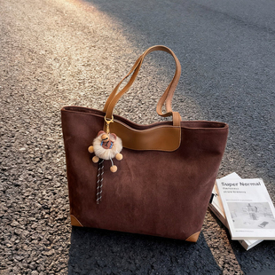 2026新款初春美拉德风麂皮托特包女大容量通勤单肩包毛球挂件大包