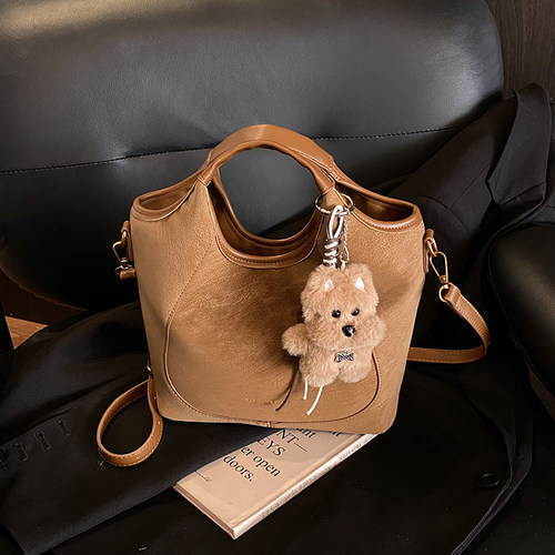 高级感麂皮水桶包女时尚单肩斜挎包百搭手提斜挎包小熊挂件装饰包
