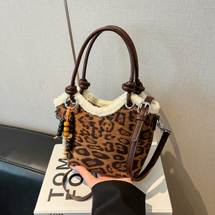 豹纹毛绒手提水桶包女2025新款潮小众轻奢高级感单肩斜挎包小包包