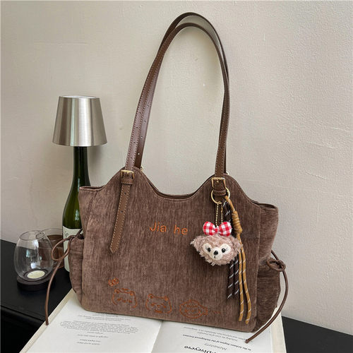 2025新款复古灯芯绒托特包女大容量手提单肩包百搭通勤包卡通挂件