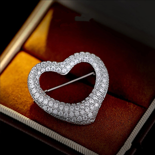 法式优雅爱心胸针女高端精致时尚内敛大气心形胸花别针高档礼物