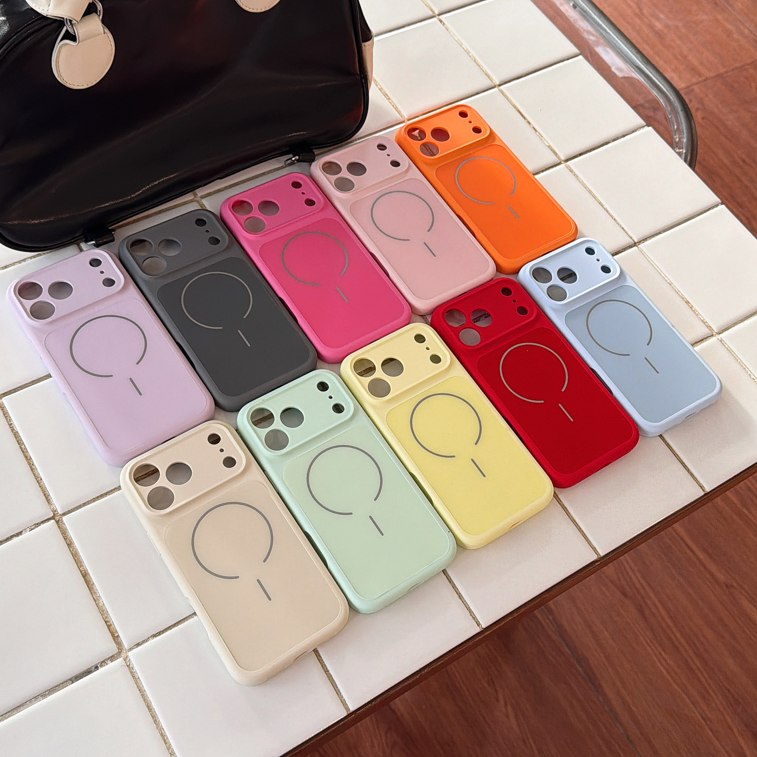 液态硅胶精孔全包磁吸充电手机壳