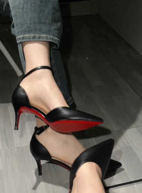 黑色哑光皮面一字扣带夏季新款尖头高跟鞋女细跟中空红底凉鞋
