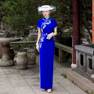 宝蓝色长款走秀演出旗袍优雅中国风2026新款夏季改良版礼服连衣裙