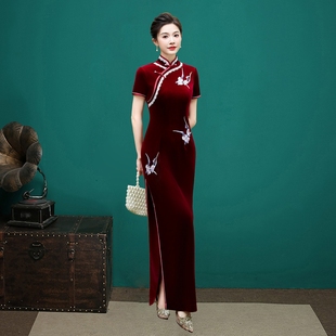 金丝绒刺绣旗袍走秀款2026高端大气加长t台演出服年会礼服连衣裙