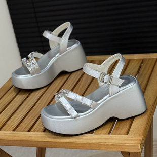 2025年夏季新款水钻蝴蝶结一字扣带坡跟露趾凉鞋女8cm小个子女鞋